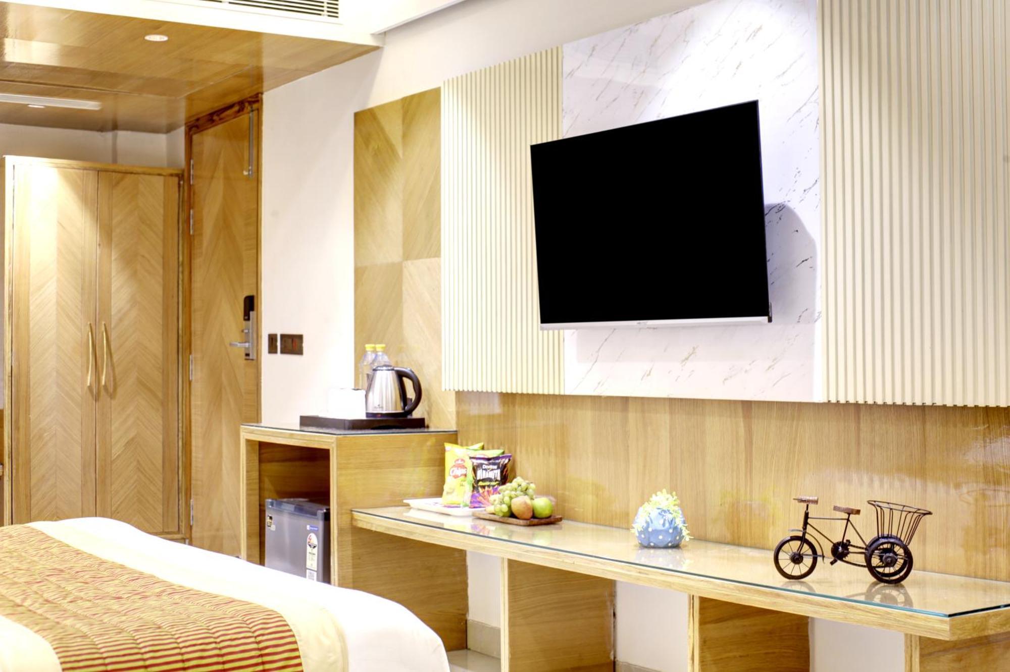 Hotel Krishna Plaza 'New Delhi' - By M S Hospitality Zewnętrze zdjęcie